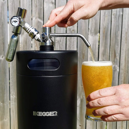 beer kegger tapper 5l insulated pouring a beer with co2